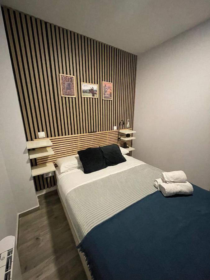 Pensión In Guest - Double With Private Bathroom Madrid